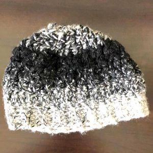 Knitted hat with ponytail opening